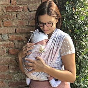 neomamma con fascia porta bebè